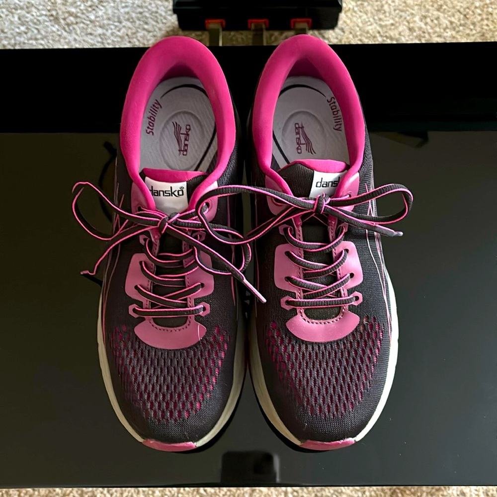 black athletic shoes size 40, gently worn in good condition.